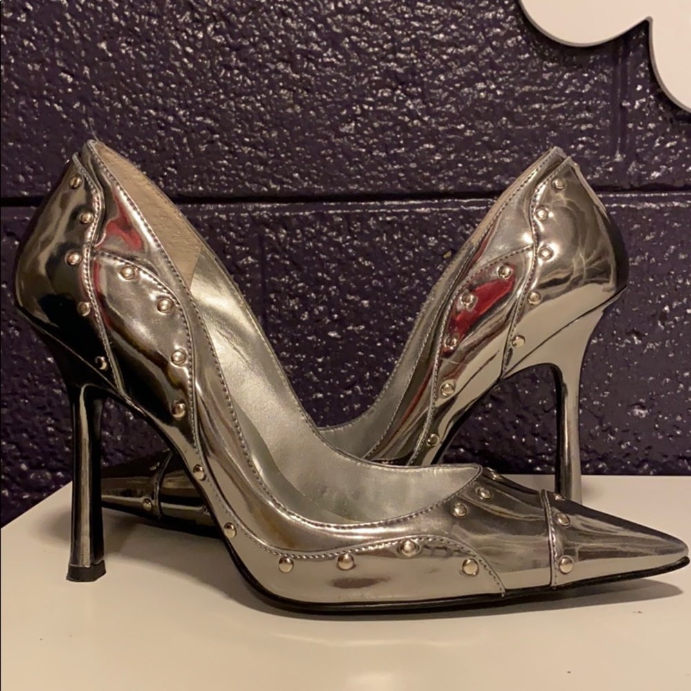 Guess metallic pumps